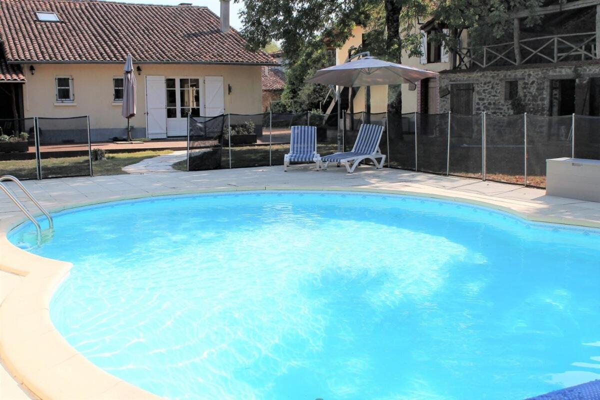 Auvignac House, a spacious property for 20 people. - Housity