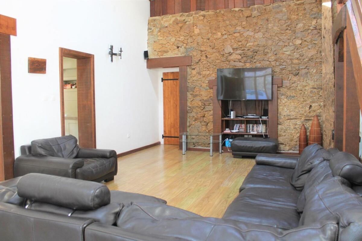Auvignac House, a spacious property for 20 people. - Housity