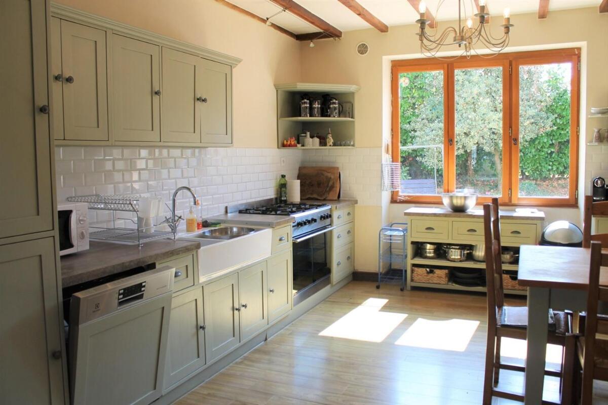 Auvignac House, a spacious property for 20 people. - Housity