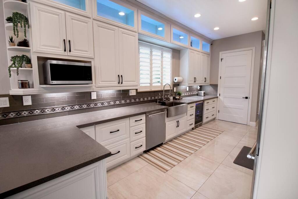 Luxurious Brownstone Retreat - Walk to DT/Golden1 - Housity
