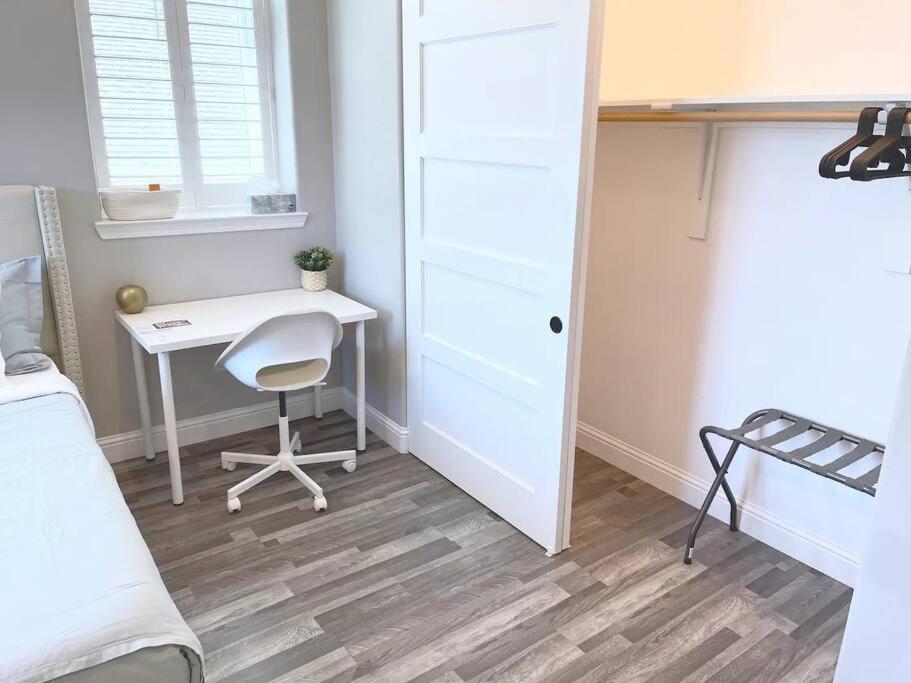 Luxurious Brownstone Retreat - Walk to DT/Golden1 - Housity