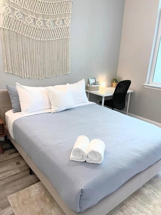 Luxurious Brownstone Retreat - Walk to DT/Golden1 - Housity