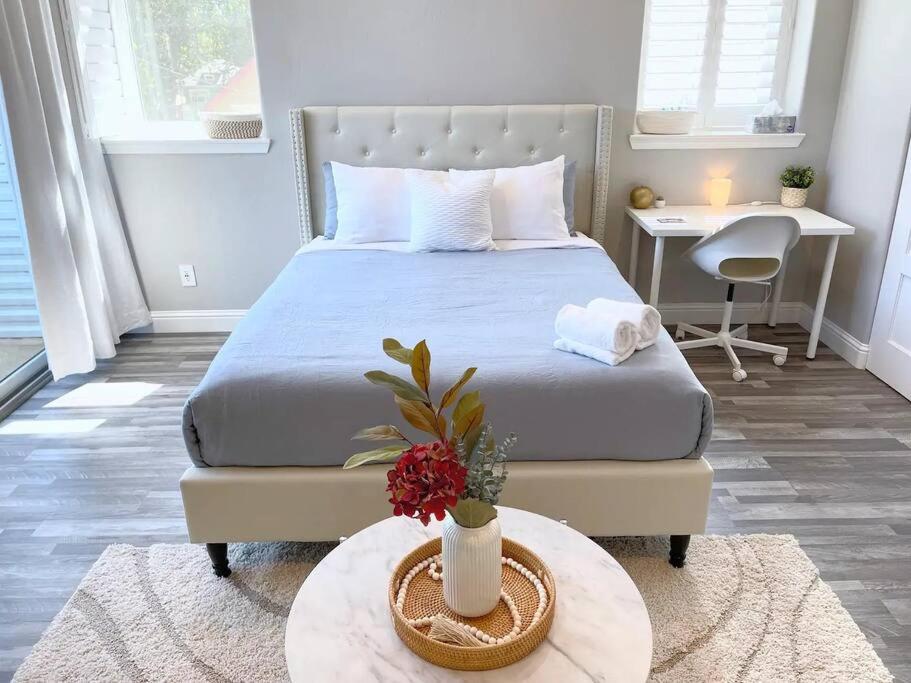Luxurious Brownstone Retreat - Walk to DT/Golden1 - Housity