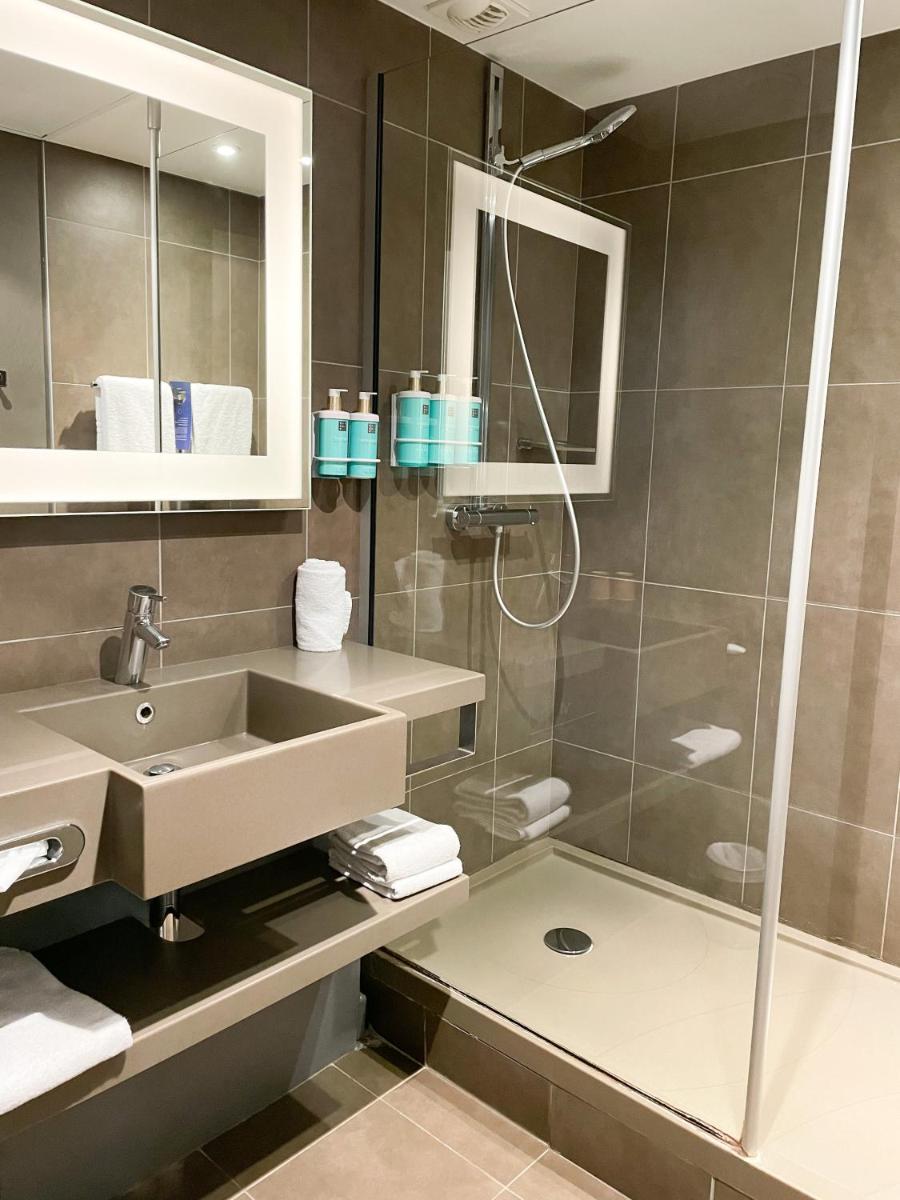 Salle de bains dans l'établissement Novotel Fontainebleau Ury