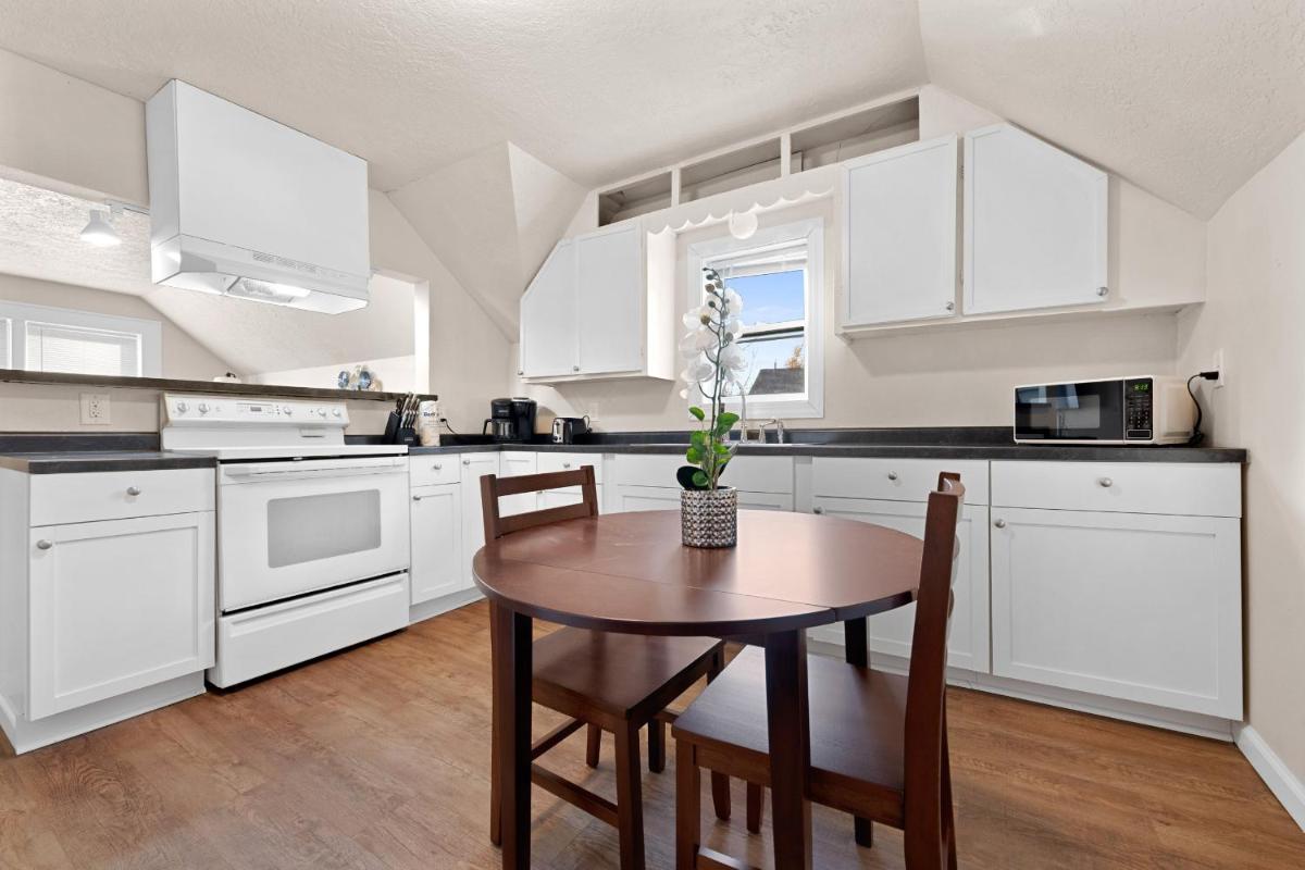 Division Street Digs - Housity