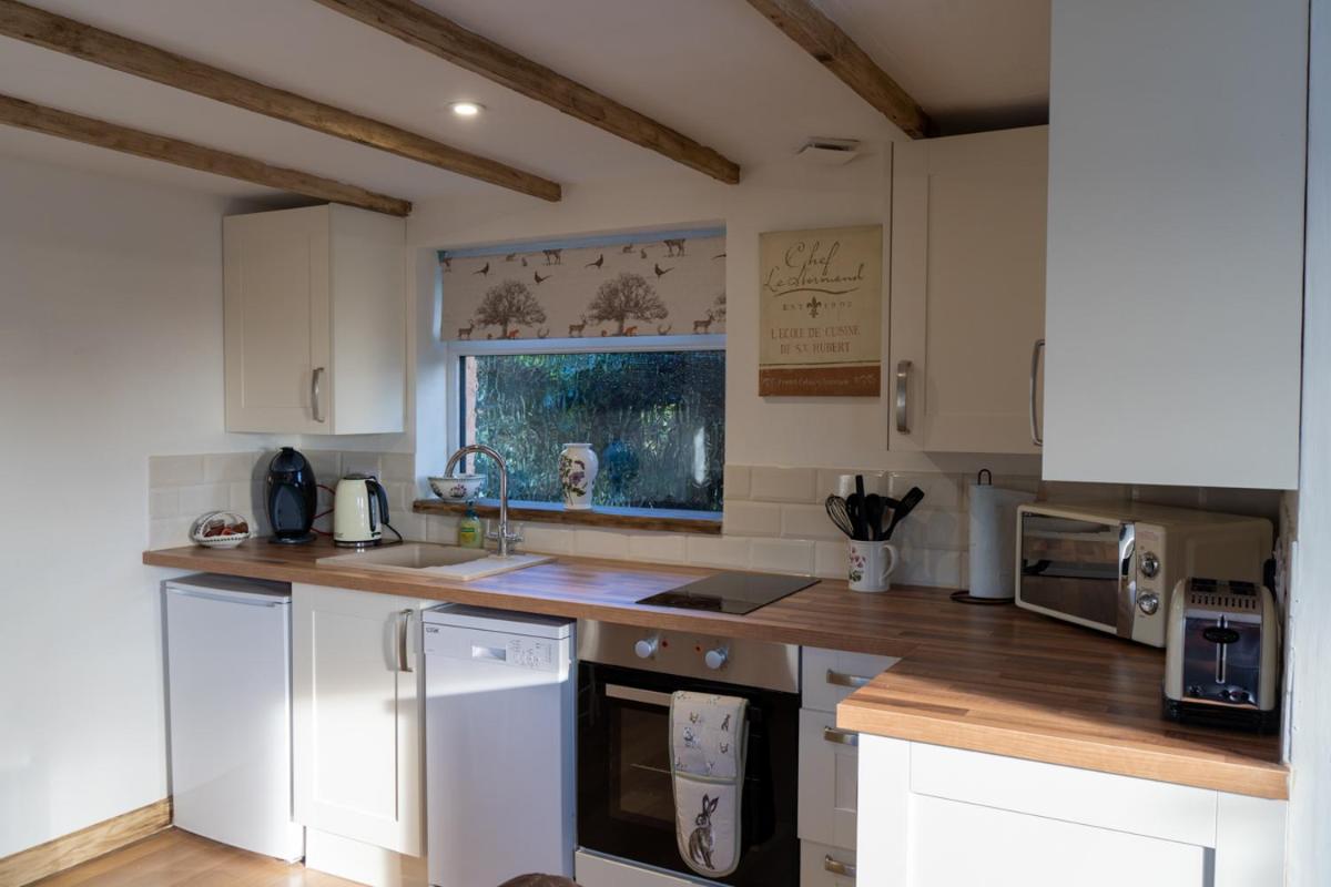 Rose Hideaway - Forest of Dean Cosy Cabin Retreat - Housity
