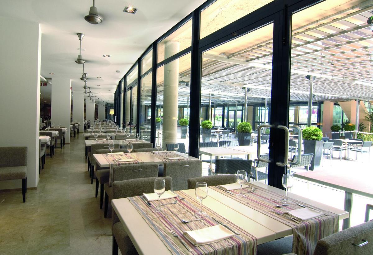 Un restaurante o sitio para comer en Ohtels Les Oliveres