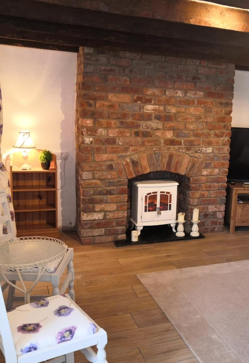 White House Cottage. Dogs welcome. Entire house. - Housity
