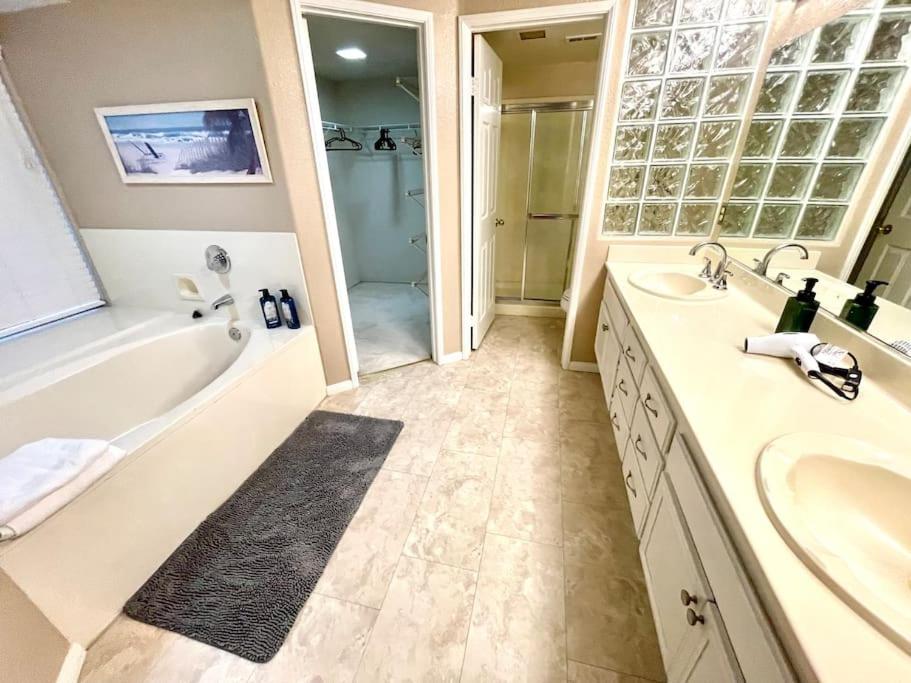 R1-Entire house in peaceful neighborhood - Housity