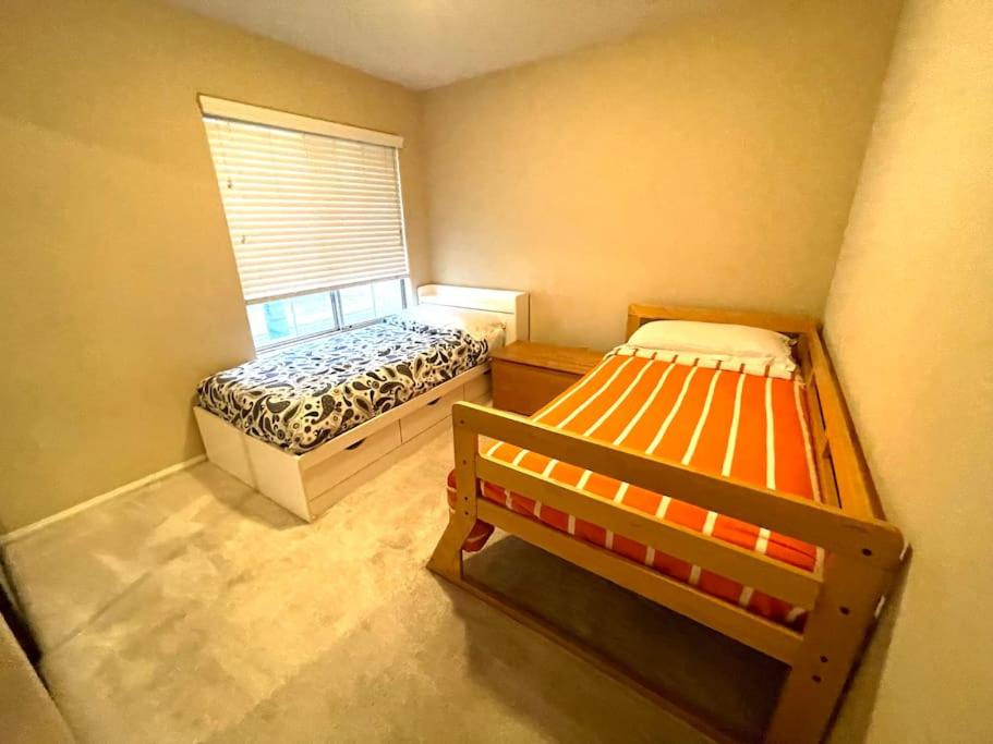 R1-Entire house in peaceful neighborhood - Housity