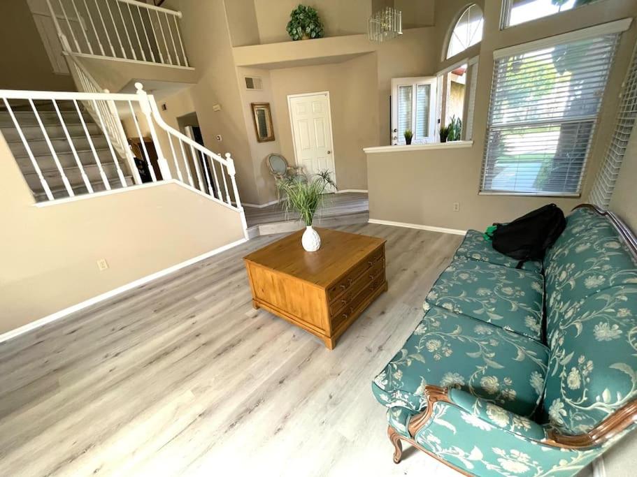 R1-Entire house in peaceful neighborhood - Housity