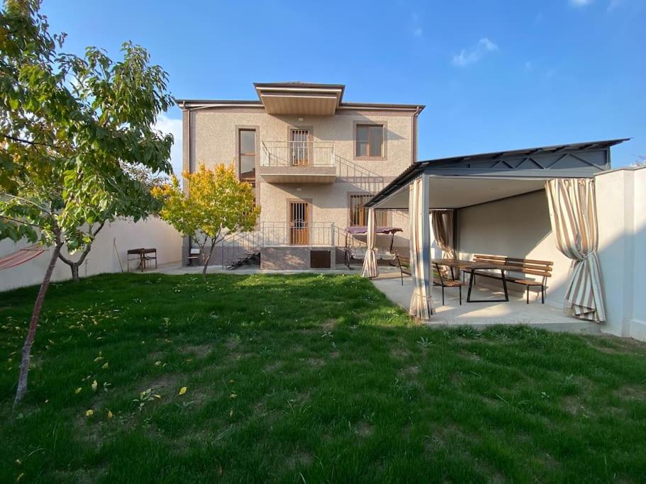 Suitetrails - House in Yerevan with backyard&garage
