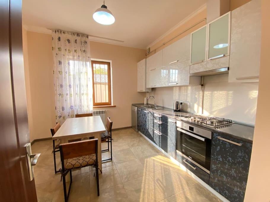 Suitetrails - House in Yerevan with backyard&garage