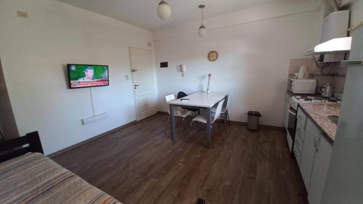 Depto calle 18 - soleado y con balcon - Housity