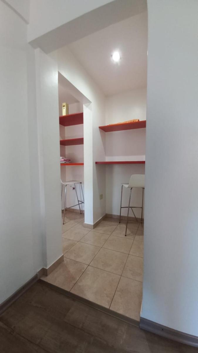 Depto calle 18 - soleado y con balcon - Housity