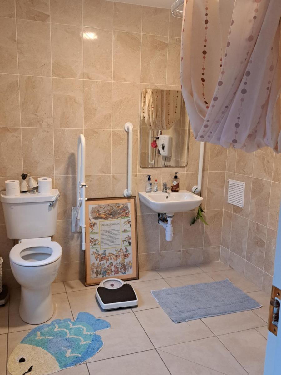 King Size Bed, Private Parking, Centrally Located - Housity
