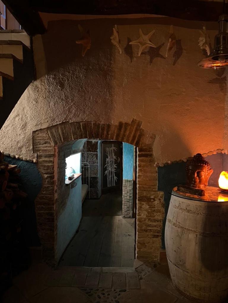 Una televisión o centro de entretenimiento en Les Vinyes Alojamiento Rural Boutique & SPA
