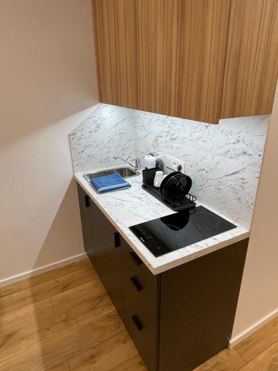 Suitetrails - Airport Apartment 28 Self Check-In Parking Free