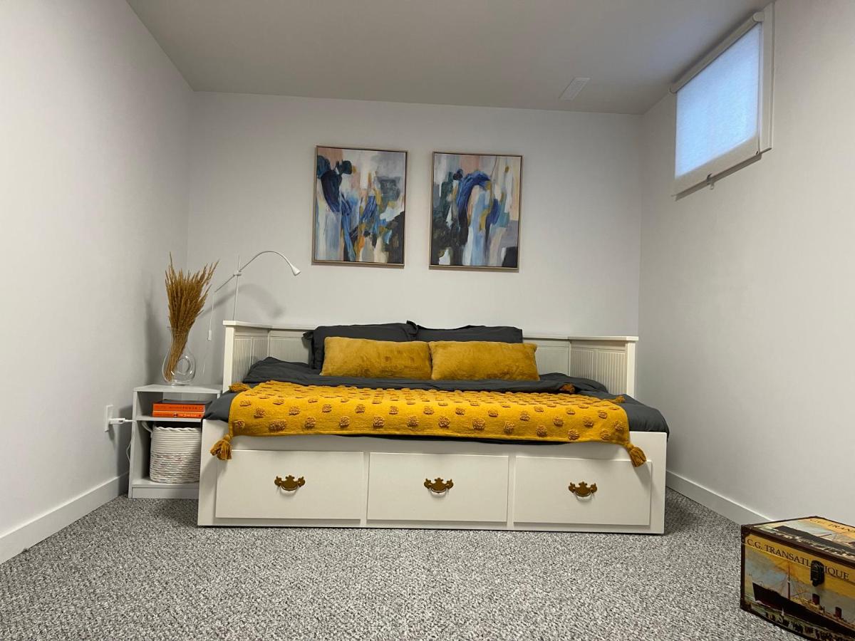 ! 5 Bed Beautiful Home with Fenced Yard & Hammock! WEM - Foosball Table - WiFi - Fireplace - Long Stay - Housity