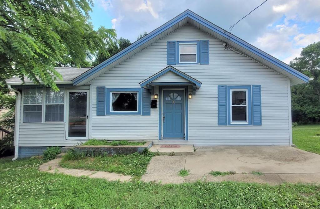 Charming 2 Bedroom 1 Bath Farm Style House - Housity