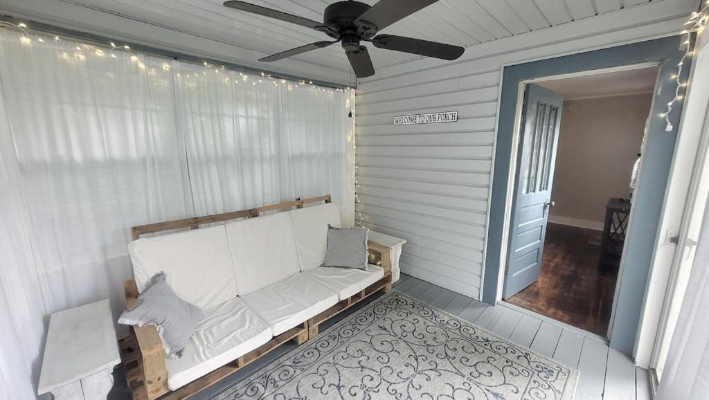 Charming 2 Bedroom 1 Bath Farm Style House - Housity
