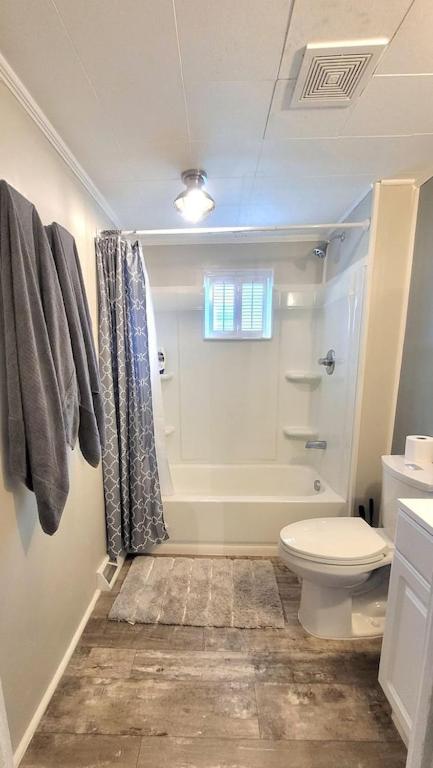 Charming 2 Bedroom 1 Bath Farm Style House - Housity