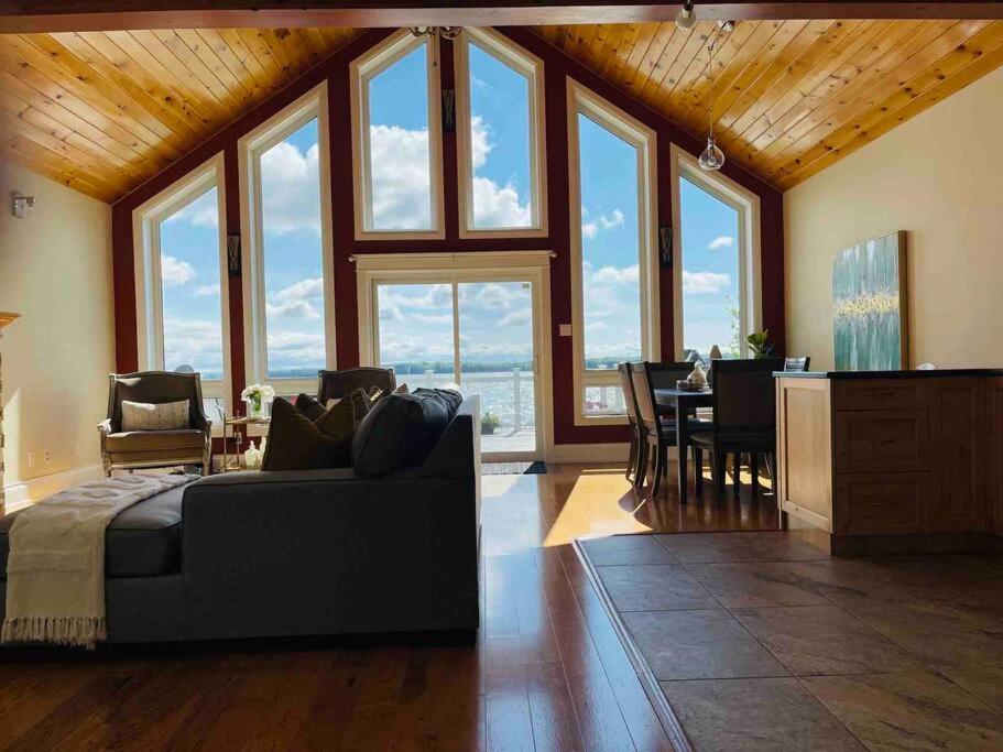 Suitetrails - SouthLake Cottage on The Lake.