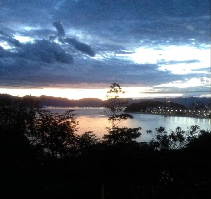 Por de sol no mar da cama - Housity