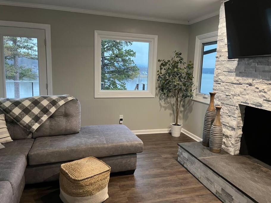 Modern Lakefront Views at Lake Hickory Haven - Housity