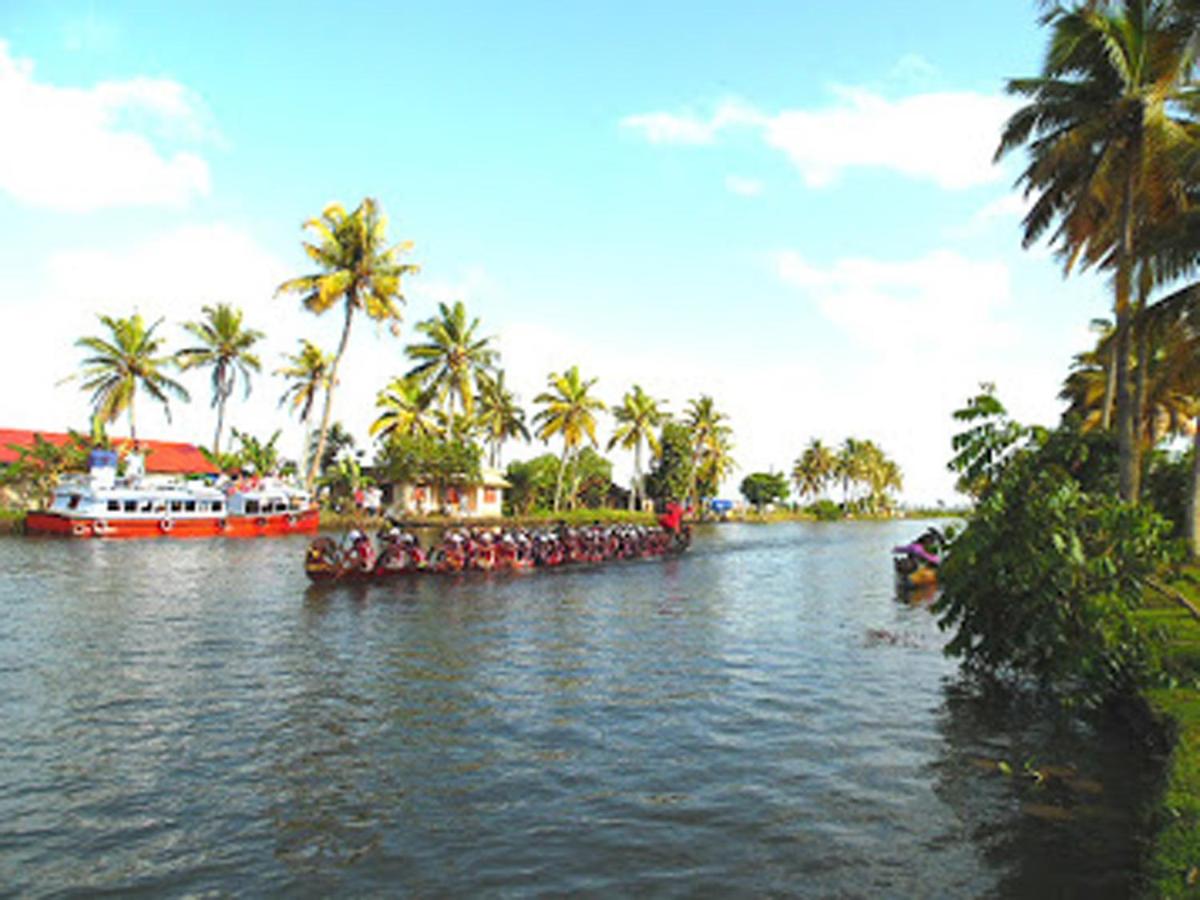 Houseboat cruise in the backwaters of Kerala. - Housity