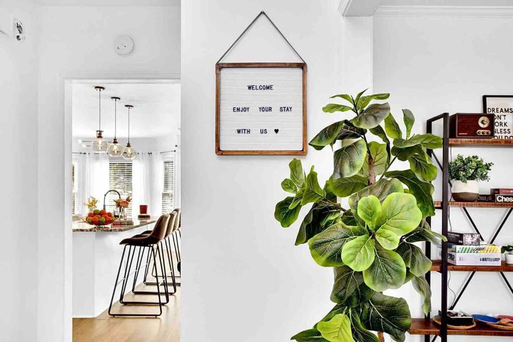 Hip & Cozy Getaway - 5 mins to DT Lawrenceville! - Housity