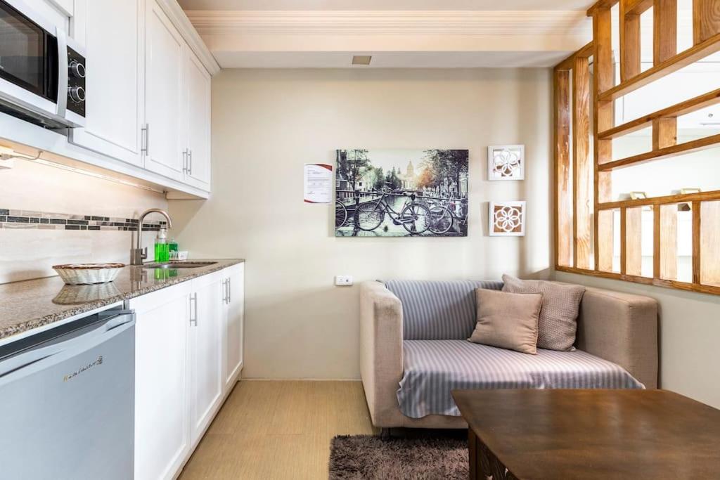 Avida Towers Cebu 2017, Fast wifi 195mbps, Netflix 50in Smart TV - Housity