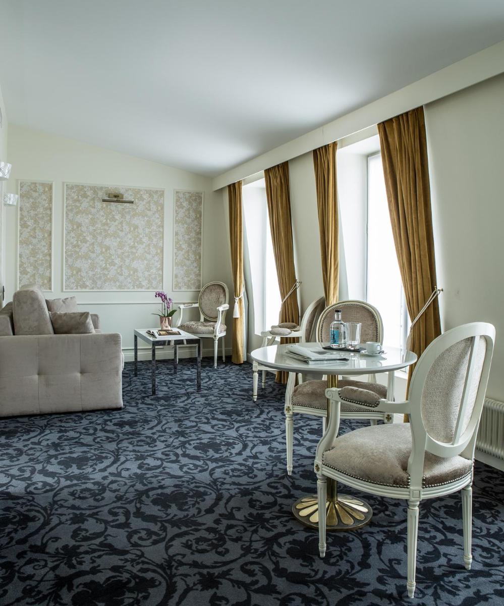 Coin salon dans l'établissement Hôtel Saint-Pétersbourg Opéra & Spa