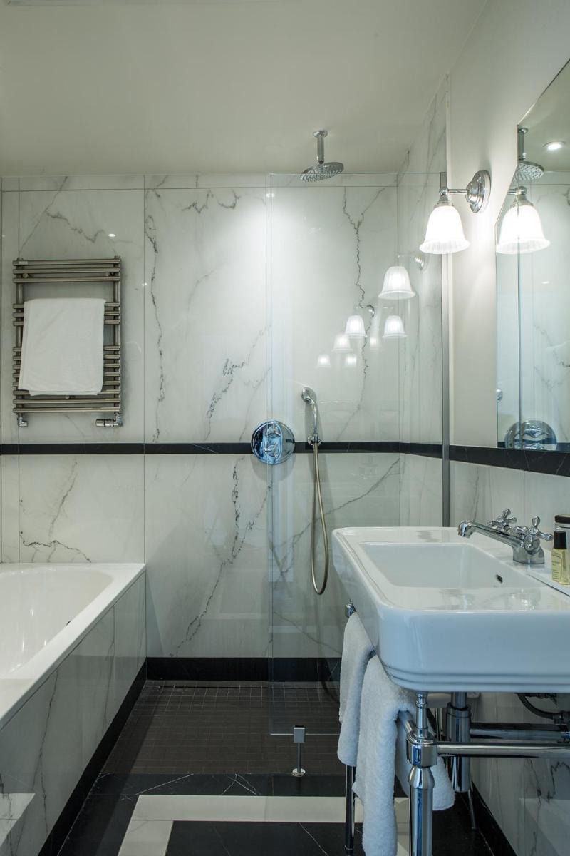 Salle de bains dans l'établissement Hôtel Saint-Pétersbourg Opéra & Spa