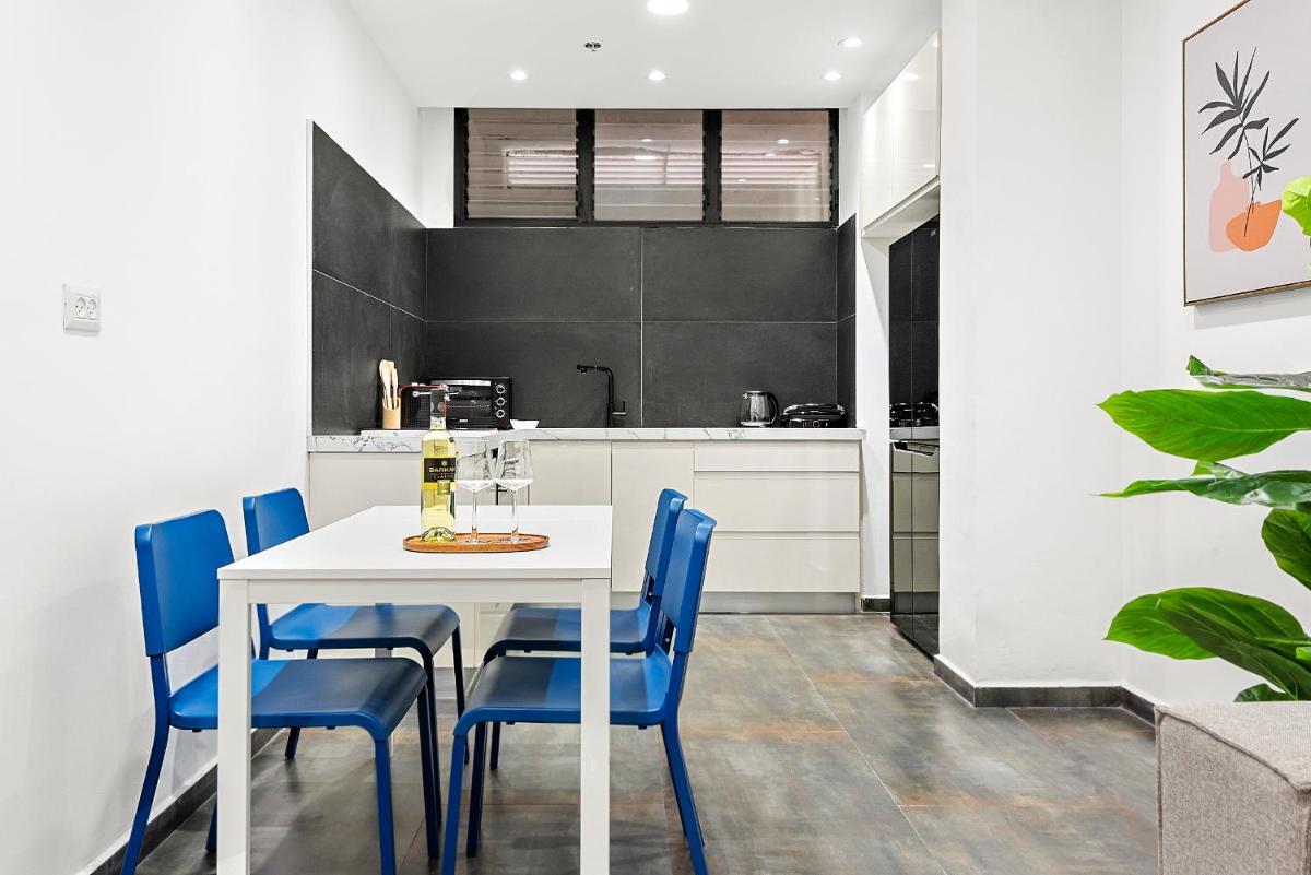 Fresh new place, central w Bomb Shelter right next to the beach M3 - Housity