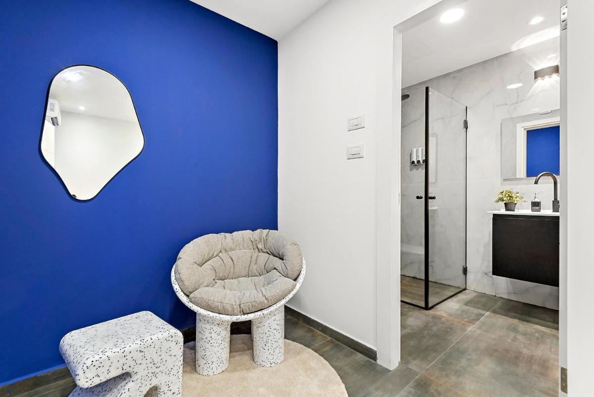 Suitetrails - Fresh new place, central w Bomb Shelter right next to the beach M3