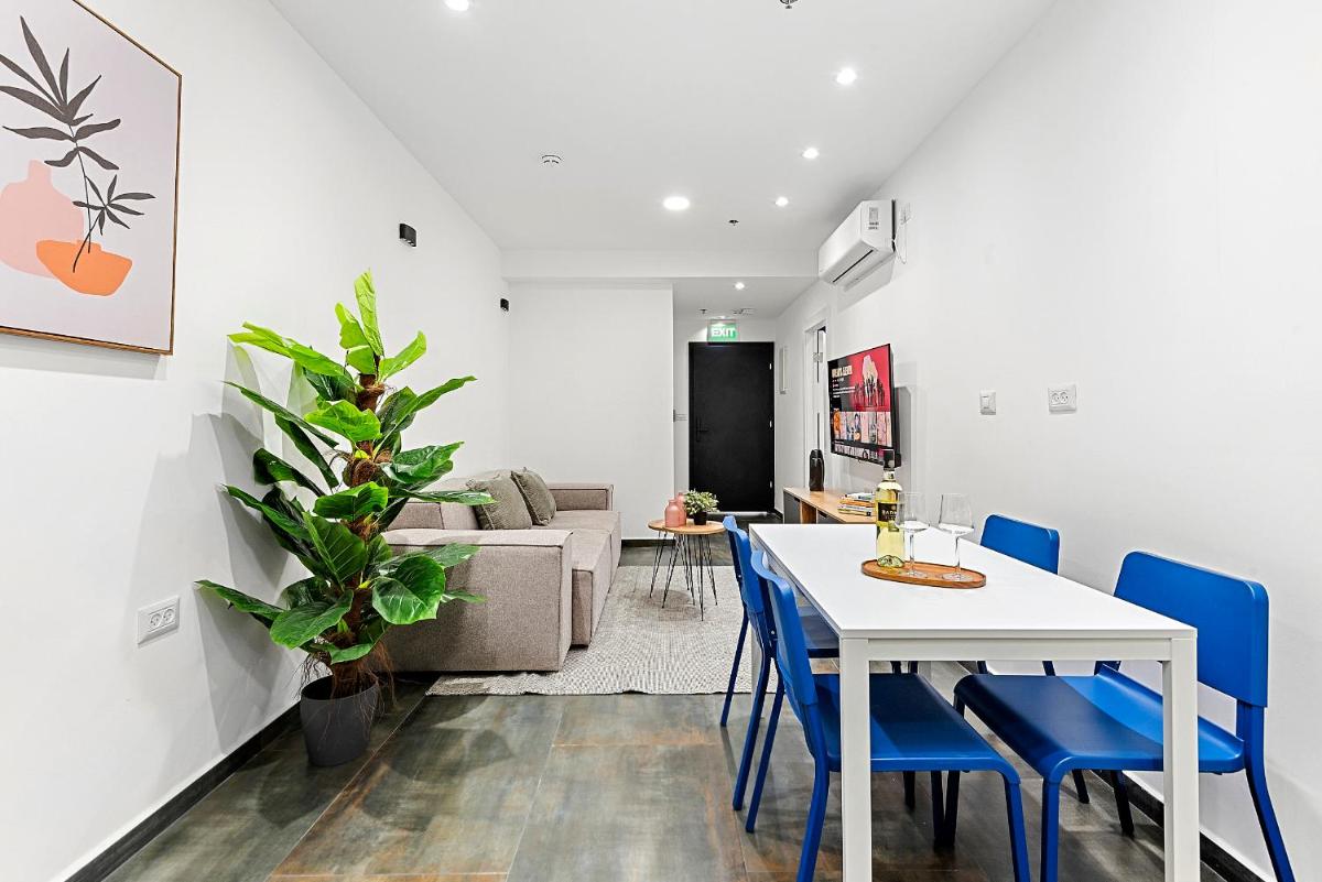 Suitetrails - Fresh new place, central w Bomb Shelter right next to the beach M3