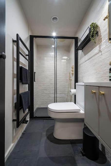 Chic Cotswold Tiny Home - Oddity House - Housity