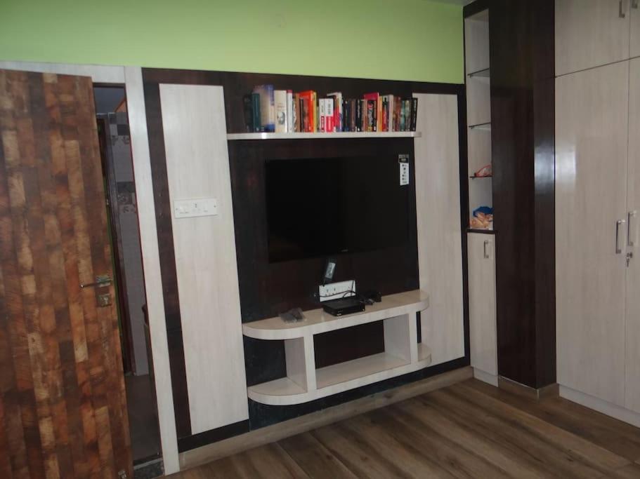 Stylish, Luxurious Home Getaway - Housity