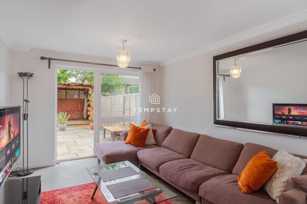 Spacious 5 bed Sunninghill with driveway parking - Housity