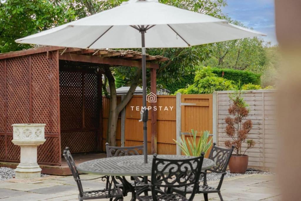 Spacious 5 bed Sunninghill with driveway parking - Housity