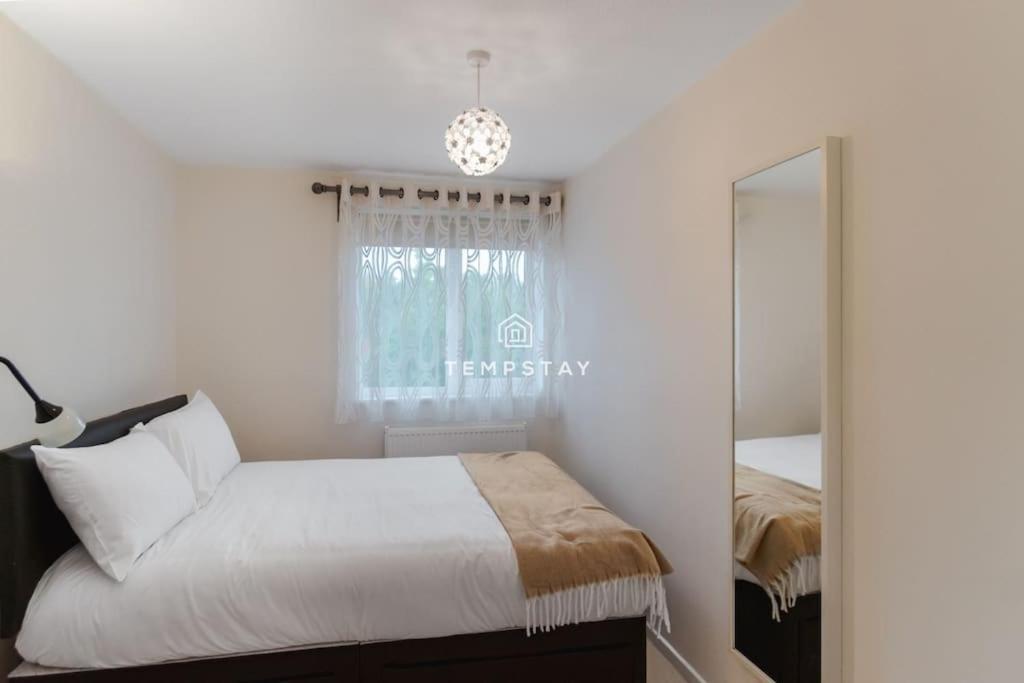Spacious 5 bed Sunninghill with driveway parking - Housity