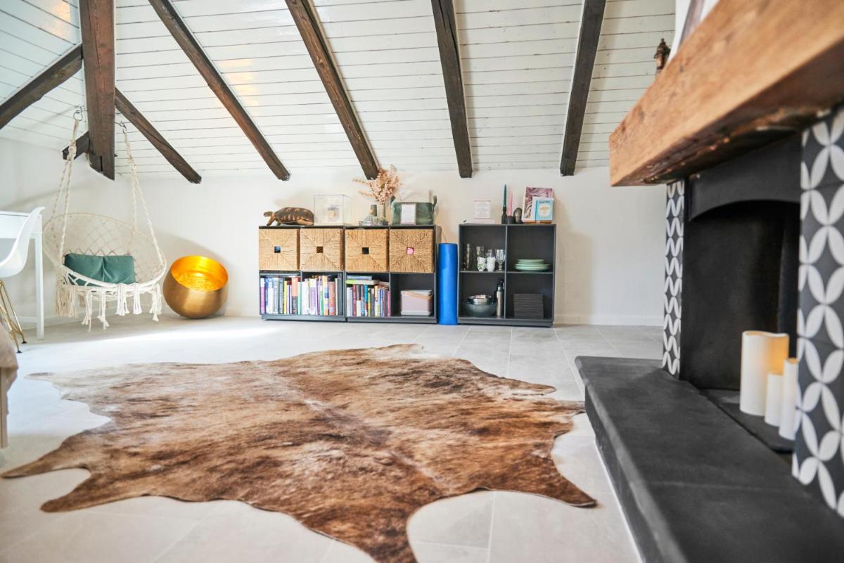 Cozy Artist Loft - Housity