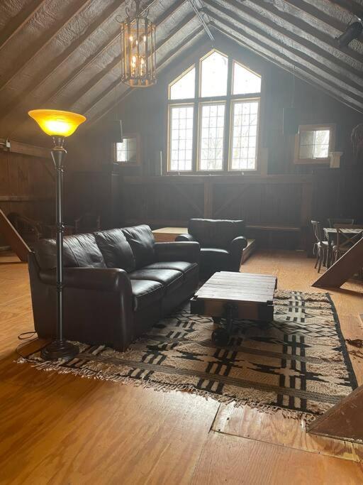 Beautifully restored five bedroom historic barn - Housity