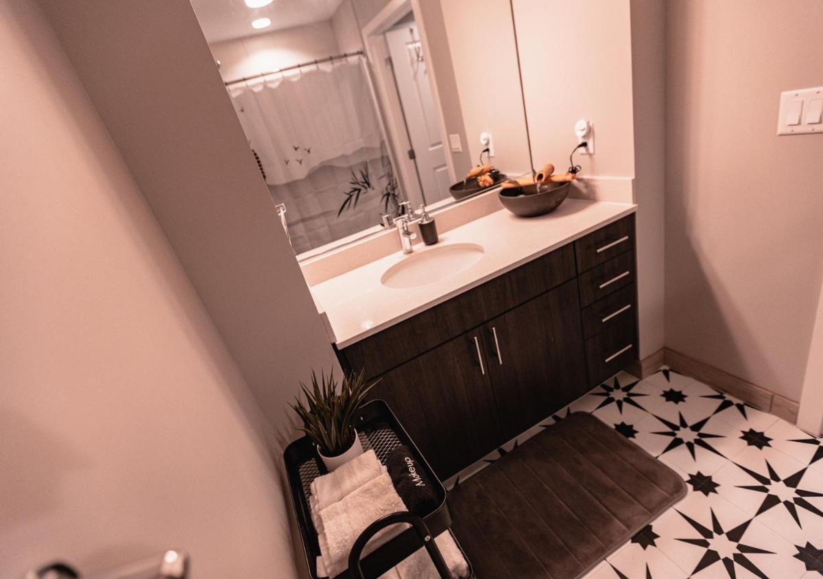 Stylish Pet Friendly Space w Balcony, Gym, Pool - Housity