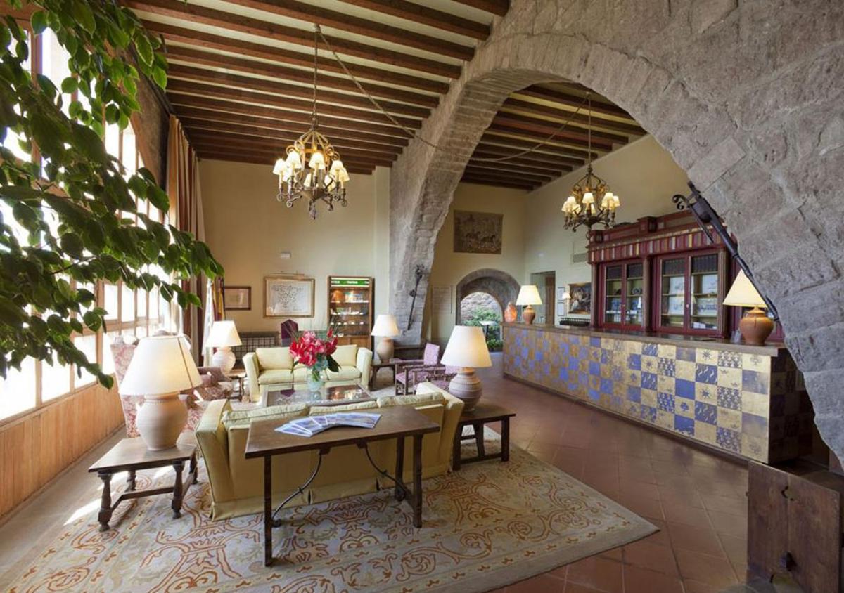 Parador de Cardona - Housity