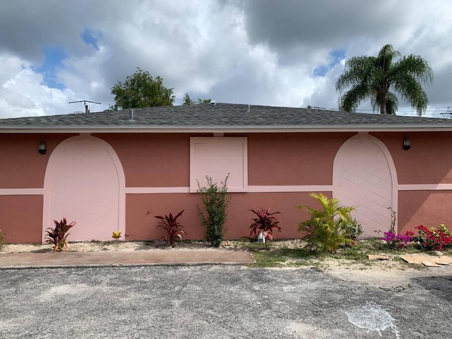 The Green Door Bungalow - Housity