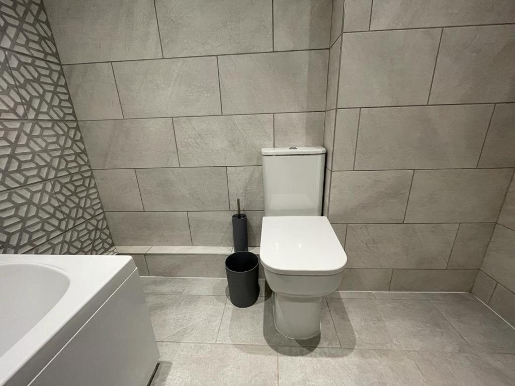 Suitetrails - Newly rennovated 1-bedroom serviced apartment, walking distance to Hospital or Train Station