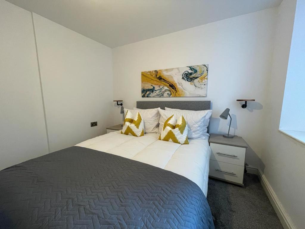 Suitetrails - Newly rennovated 1-bedroom serviced apartment, walking distance to Hospital or Train Station