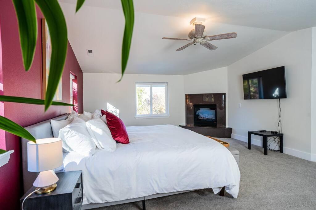 Hot Tub & Seasonal Pool -Sleeps 10- 4 min to OSF - Housity